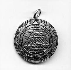 Srebrny amulet z jantrą — kategoria Amulety i symbole